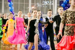 Более 200 спортсменов принимают участие в соревнованиях по танцевальному спорту в легкоатлетическом манеже Мурманска