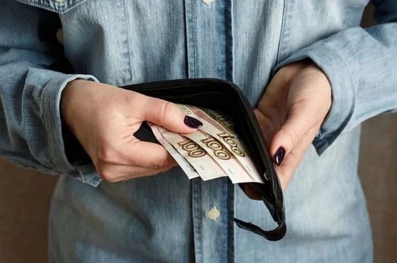 Зарплаты в РФ в реальном выражении в апреле снизились на 2% впервые почти за 4 года