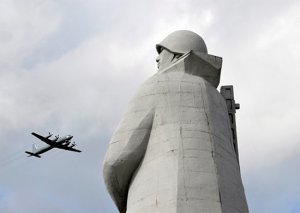 Над Мурманском прошла тренировка демонстрационного пролёта авиации, посвящённого 75-й годовщине Великой Победы